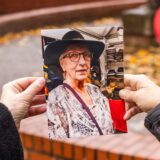 Marion Ahrens hält ein Bild ihrer gestorbenen Freundin Katharina.