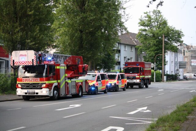 Mehrere Einsatzfahrzeuge.