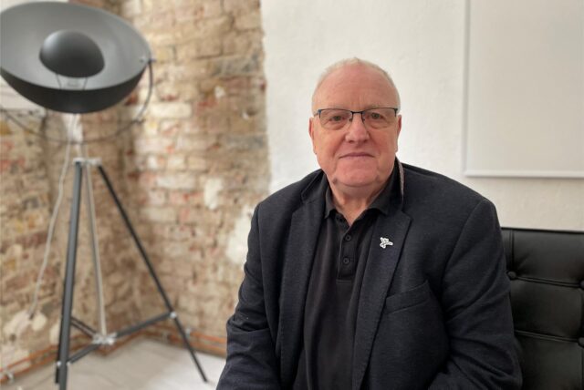 Klaus-Dieter Wagner ist unter anderem Trau- und Trauerredner vom Humanistischen Verband. Das Bild zeigt ihn bei einem Besuch im Büro der Ruhr Nachrichten Castrop-Rauxel.