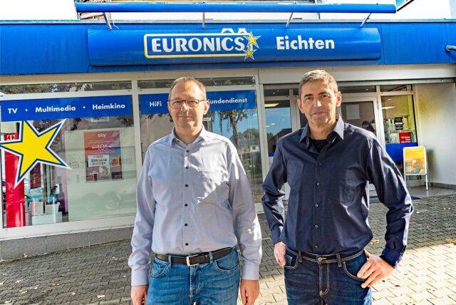 Die Leiter Christian (l.) und Johannes Eichten stehen vor dem Elektronikladen Euronics Eichten in Waltrop. (Archiv)
