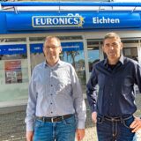 Die Leiter Christian (l.) und Johannes Eichten stehen vor dem Elektronikladen Euronics Eichten in Waltrop. (Archiv)