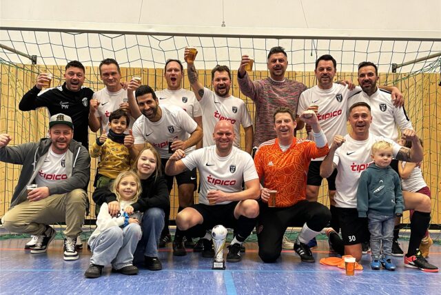 Mit Kind und Kegel: Die Alten Herren des FC Marl schaffen einen Top-Start ins Jahr und gewinnen den 12. Wintercup des VfB Hüls.