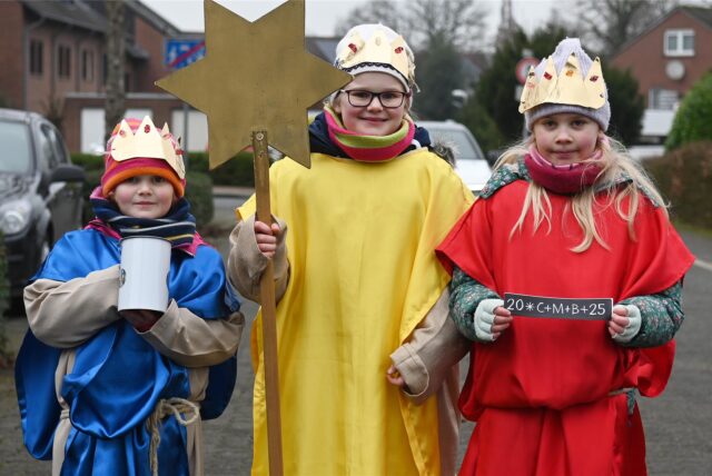 Die Sternsinger Alina und Sophia Schröer, sowie Ida Tüshaus