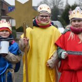 Die Sternsinger Alina und Sophia Schröer, sowie Ida Tüshaus