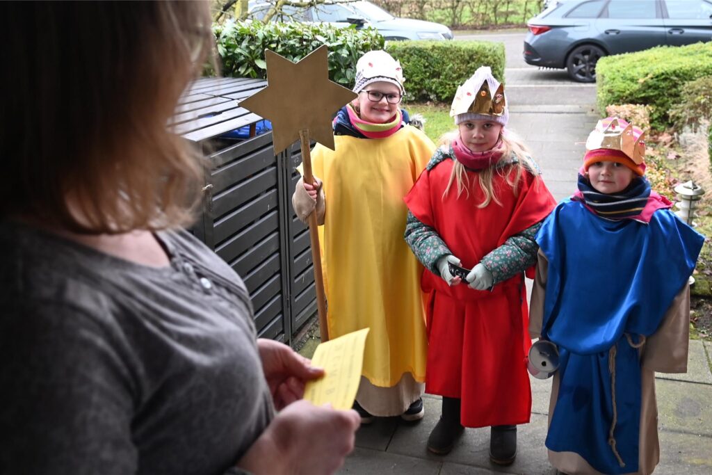 Die Sternsinger gingen von Tür zu Tür. Die Sternsinger gingen von Tür zu Tür.
