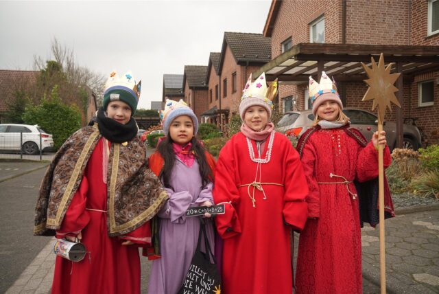 Vier Kinder als Sternsinger verkleidet.