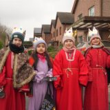 Vier Kinder als Sternsinger verkleidet.