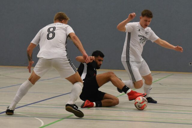 Heiße Duelle um den Ball gab es bei der Hallen-Stadtmeisterschaft in Datteln reichlich.