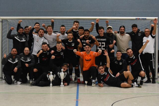 So jubeln Stadtmeister: In der Halle holte A-Kreisligist SW Meckinghoven den Titel.