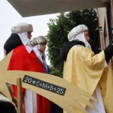 Sternsinger klingeln an einer Tür.