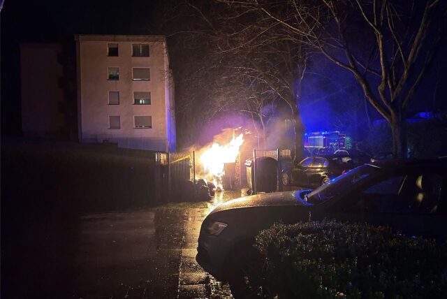 Brennender Müllcontainer vor einem Mehrfamilienhaus am Ginsterweg im Castrop-Rauxeler Stadtteil Schwerin.