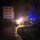 Brennender Müllcontainer vor einem Mehrfamilienhaus am Ginsterweg im Castrop-Rauxeler Stadtteil Schwerin.