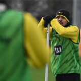 Donyell Malen lehnt an einer Stange.