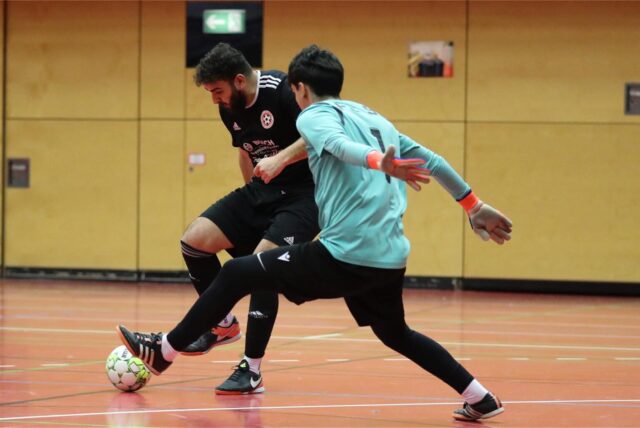 Genclikspor um Kadir Kerter (l.) verlor im Finale der Recklinghäuser Hallenstadtmeisterschaft im Neunmeterschießen gegen den FC 96 um Torwart Mert Ünsal.
