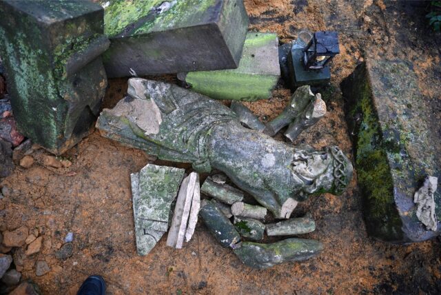 Die alte und massive Jesus-Statue liegt nach einem Unfall in Dorsten zertrümmert auf dem Boden.