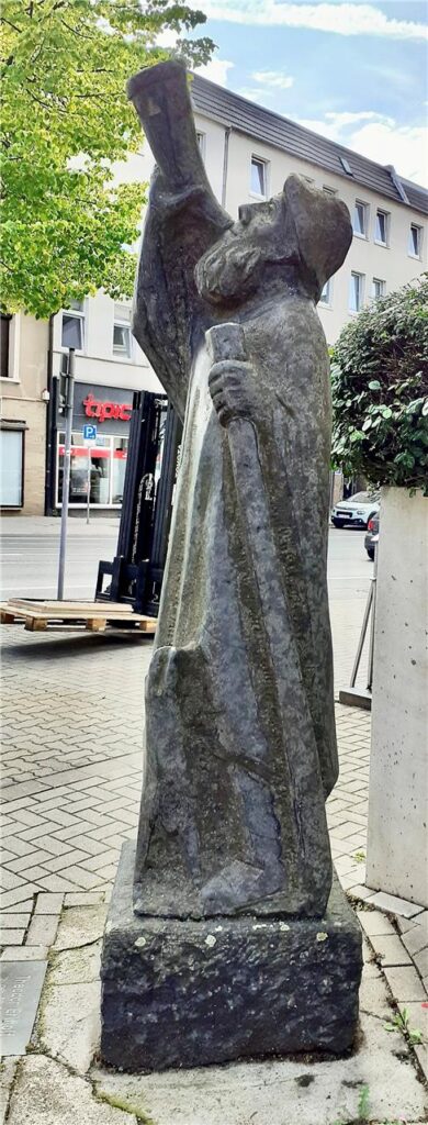 Die Skulptur von Josef Krautwald an der Gustav-Adolf-Kirche. Die Skulptur von Josef Krautwald an der Gustav-Adolf-Kirche.