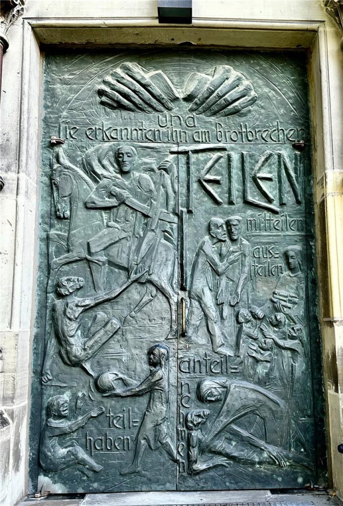 Bronzetür an St. Martinus in Westerholt. Bronzetür an St. Martinus in Westerholt.