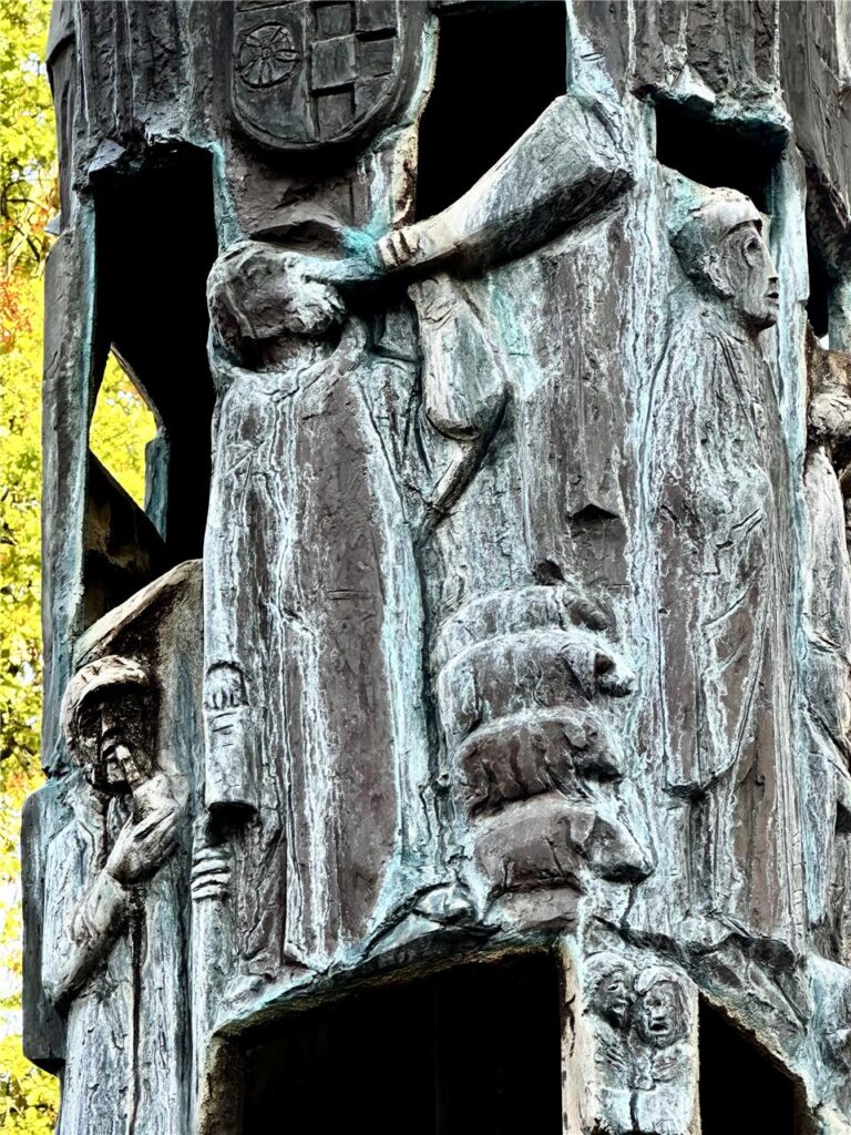 Das mögliche Vorbild des Recklinghäuser Kuhhirten ist auf der Westerholter Mariensäule ein Schweinehirt. Das mögliche Vorbild des Recklinghäuser Kuhhirten ist auf der Westerholter Mariensäule ein Schweinehirt.