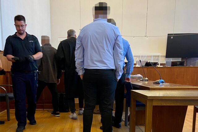 Die Angeklagten saßen beim ersten Prozessversuch 2023 noch in U-Haft.