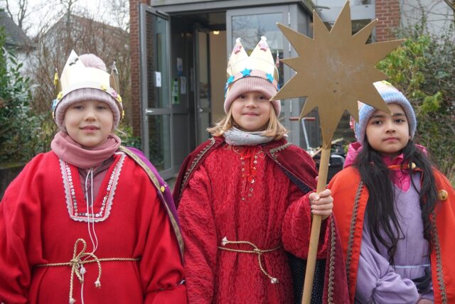 Die Sternsinger ziehen in Königsgewändern durch Marl.