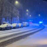 Schneebedeckte Straße und Autos
