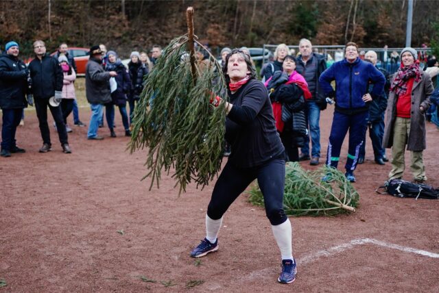 Margret Klein-Raber ist seit Jahren amtierende Weltmeisterin im Weihnachtsbaumwerfen und wirft hier eine Tanne.