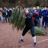 Margret Klein-Raber ist seit Jahren amtierende Weltmeisterin im Weihnachtsbaumwerfen und wirft hier eine Tanne.