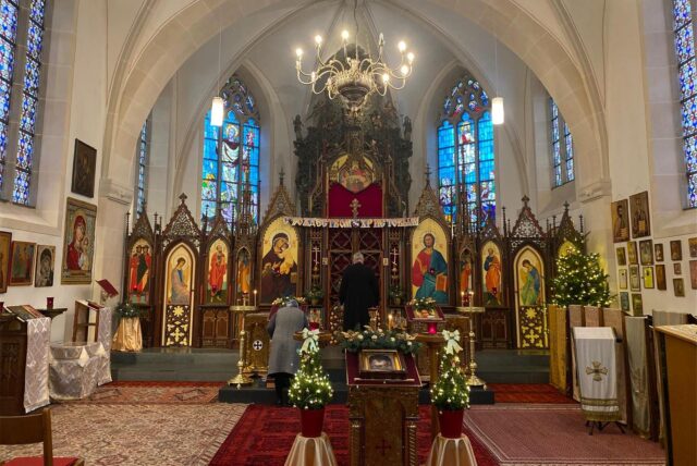 Geschmückte Kirche von innen