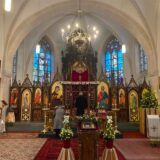 Geschmückte Kirche von innen