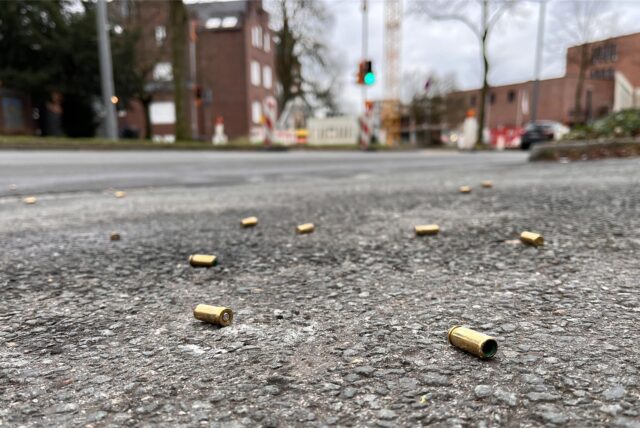Leere Patronenhülse in Messingfarbe auf dem Asphalt