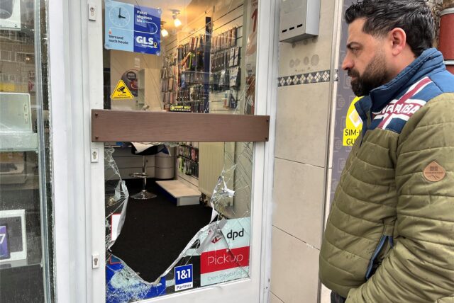 Diebe haben sich gewaltvoll Zugang zu Sulaiman Zoris Handyshop in Dorsten verschafft.