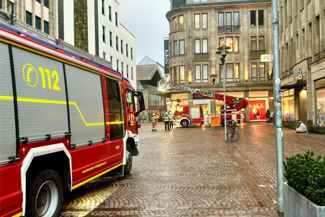 Einsatzfahrzeuge der Feuerwehr stehen auf dem Altstadtmarkt in Recklinghausen.