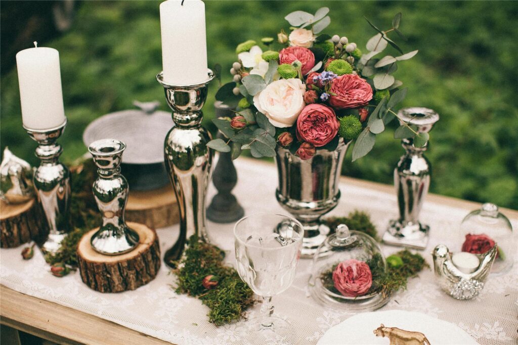 Ein Tisch ist für eine Hochzeit dekoriert. Ein Tisch ist für eine Hochzeit dekoriert.