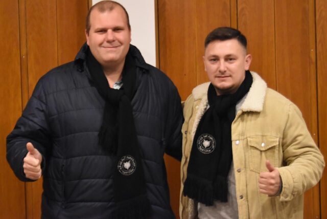 Sebastian Kerkhoff (l.) und Chris Merten (r.) bauen derzeit die neue Mannschaft von Teutonia SuS Waltrop II aus. Jetzt freut sich das neue Trainerduo über einen weiteren Neuzugang.