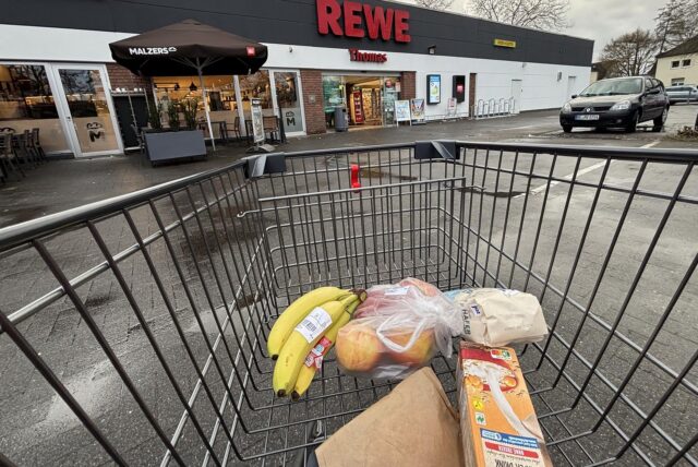 Korbwagen mit Einkäufen auf dem Parkplatz von Rewe-Thomas in Castrop-Rauxel-Haibnghorst.