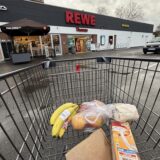 Korbwagen mit Einkäufen auf dem Parkplatz von Rewe-Thomas in Castrop-Rauxel-Haibnghorst.