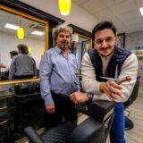 Die Friseure Erhan und Oguzhan Sacan stehen in ihrem neuen Friseursalon am Holzmarkt in Recklinghausen.