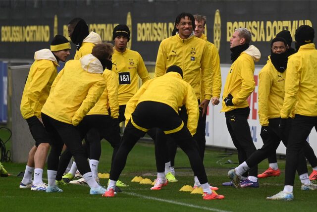Die BVB-Spieler dehnen sich.