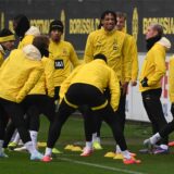 Die BVB-Spieler dehnen sich.