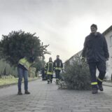 Die Feuerwehr des Löschzuges Rauxel Dorf und Landwirte wie Ulrich Dingebauer holen ausgediente Weihnachtsbäume in Dingen ab. In der ganzen Stadt ist am Samstag Tannenbaumaktion.