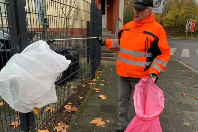 November 2023: Jochen Schwarm aus Castrop-Rauxel-Bladenhorst sammelt auf seinem täglichen Weg zur Arbeit Müll von den Straßen auf.