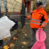 November 2023: Jochen Schwarm aus Castrop-Rauxel-Bladenhorst sammelt auf seinem täglichen Weg zur Arbeit Müll von den Straßen auf.