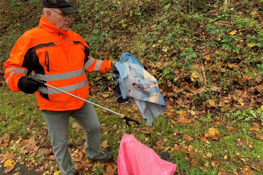 Jochen Schwarm aus Castrop-Rauxel-Bladenhorst sammelt auf seinem täglichen Weg zur Arbeit Müll von den Straßen auf. Jochen Schwarm aus Castrop-Rauxel-Bladenhorst sammelt auf seinem täglichen Weg zur Arbeit Müll von den Straßen auf.