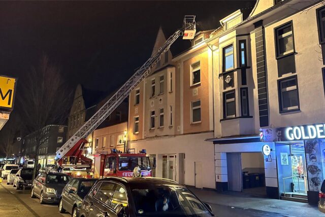 Am Haus Lange Straße 71 lösten sich am Montag Teile vom Dach.