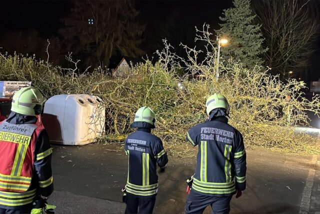 Ein Feuerwehrfahrzeug an der Beethovenstraße.