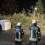 Ein Feuerwehrfahrzeug an der Beethovenstraße.
