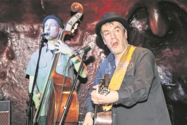 Das Duo Fisch und Oldrik mit Instrumenten