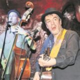 Das Duo Fisch und Oldrik mit Instrumenten