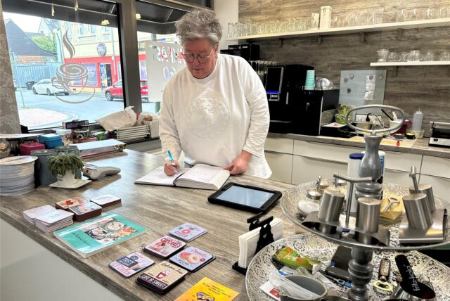 Sabine Grafe in ihrem Café.