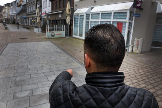 Ein Mann zeigt auf die Stelle, an der ein 36-jähriger Kamener in der Silvesternacht angegriffen wurde.